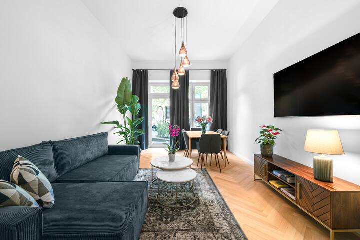 The Born, 2 BR, big Livingroom, 4 beds, 4-8 Guests gallery image 2