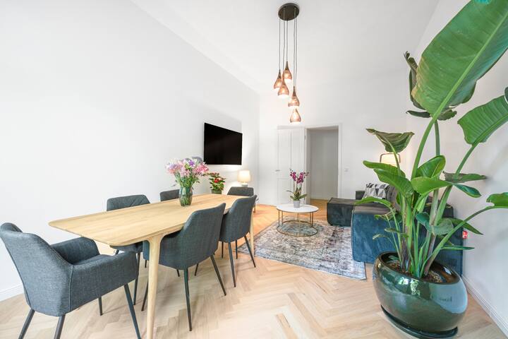 The Born, 2 BR, big Livingroom, 4 beds, 4-8 Guests gallery image 5