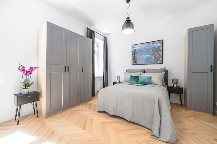 The Born, 2 BR, big Livingroom, 4 beds, 4-8 Guests