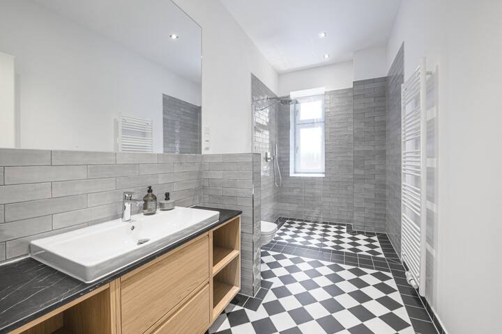 The Born, 2 BR, big Livingroom, 4 beds, 4-8 Guests gallery image 4