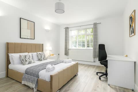 Stunning 9-Bed Home in Lichfield