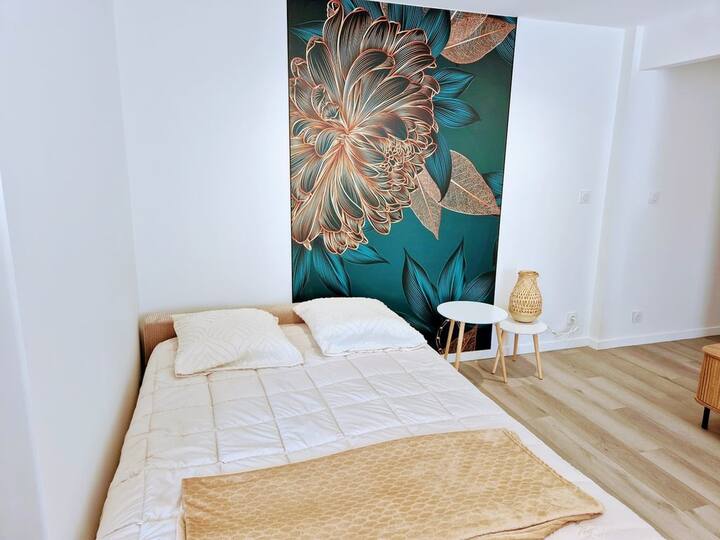 Lounge met een slaapbank, beddengoed is erin.