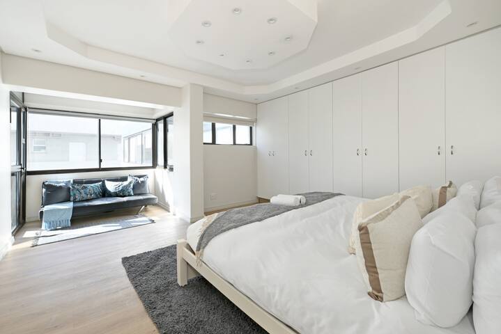 Spacious 3 Bed Apartment | Sea Point | Ocean views gallery image 2
