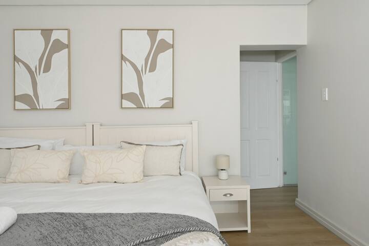 Spacious 3 Bed Apartment | Sea Point | Ocean views gallery image 4