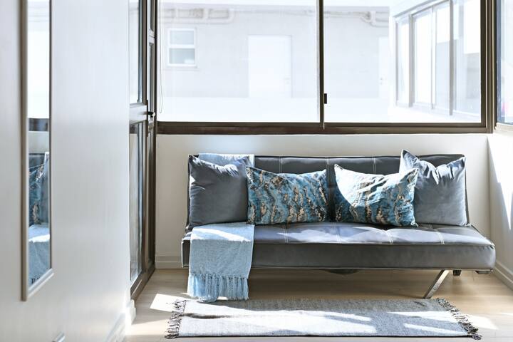 Spacious 3 Bed Apartment | Sea Point | Ocean views gallery image 5