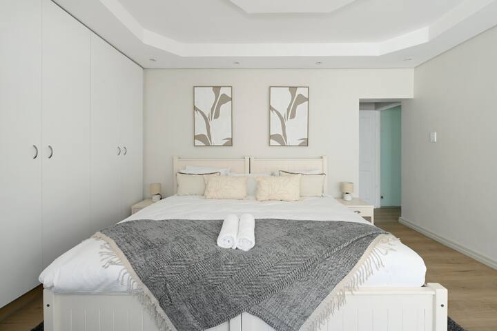 Spacious 3 Bed Apartment | Sea Point | Ocean views gallery image 3