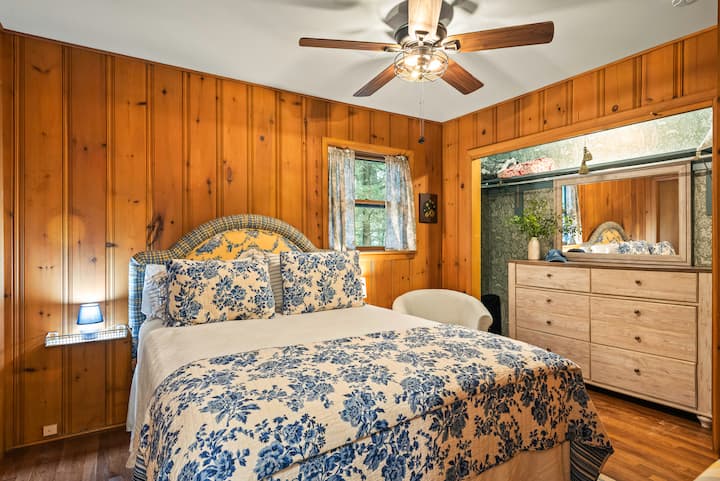 Cozy Lake Harmony Home W/ Hot Tub & Game Porch - Lake Harmony, PA