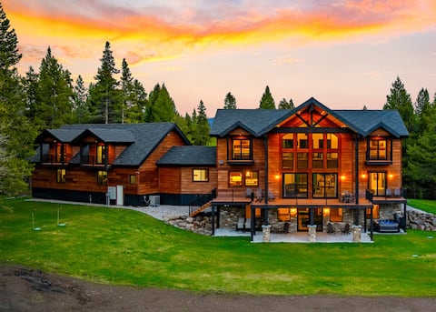 Luxe Estate Sleeps 22, Hot Tub, Game Room, & More!