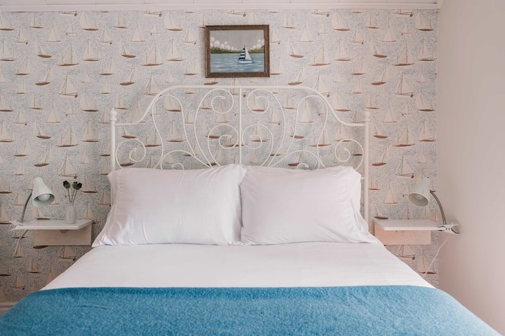 Chumba cha 2 cha kulala kilicho na karatasi ya ukuta iliyohamasishwa na Kate Golding