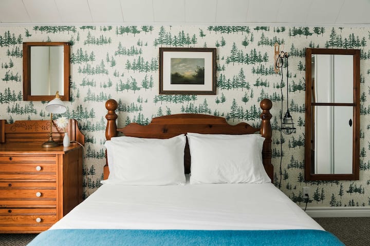 Chumba cha kulala na Karatasi ya Ukuta ya Kaunti iliyohamasishwa na Mbunifu wa Picha wa Kanada na Msanii wa Karatasi ya Ukuta Kate Golding. New Queen size Canadian made Endy Mattress.