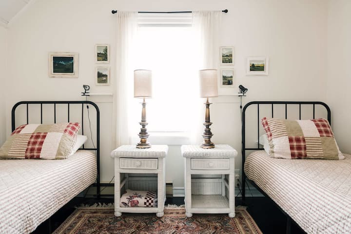 Chumba cha 3 cha kulala kina Magodoro mawili ya Twin XL ya Kanada yaliyotengenezwa na Endy