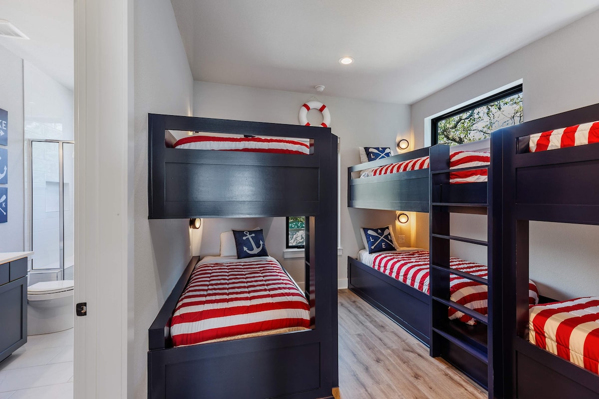 Dormitorio 5: 3 camas individuales en litera; segundo piso