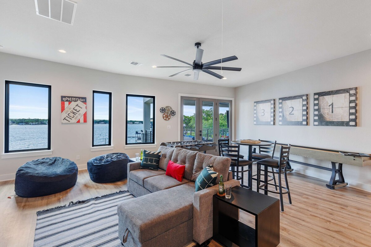 Sala de juegos con futbolín y mesa de shuffleboard