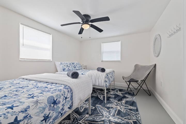 أسرّة مزدوجة كاملة الحجم في غرفة نوم الضيوف