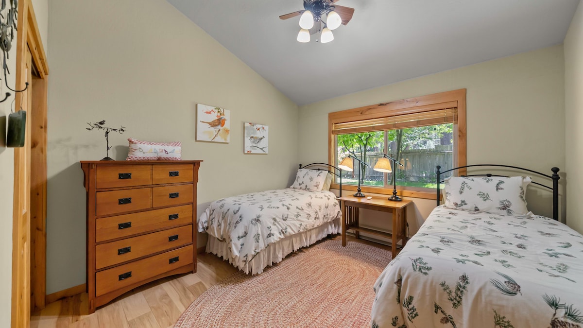 ห้องนอน 2 มีตู้เสื้อผ้าและตู้เก็บของ พัดลมเพดานสำหรับระบายความร้อนและเครื่องทำความร้อนแบบบอร์ด