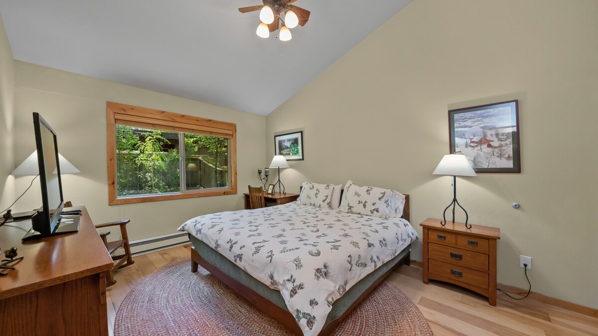 ห้องนอนใหญ่มีพัดลมเพดานเพื่อให้คุณรู้สึกเย็นและมีแผงความร้อนเพื่อให้รู้สึกอบอุ่น