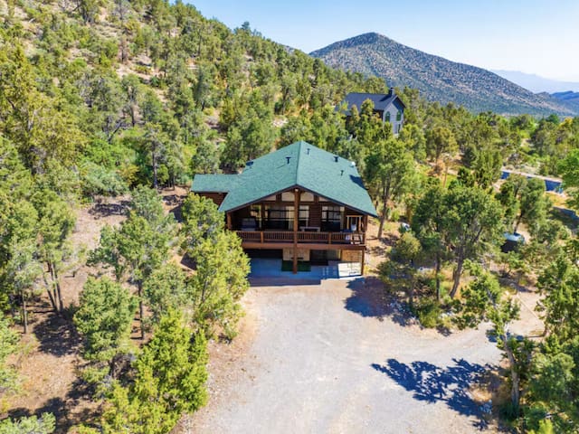 4BR Sneak-Away Log Cabin: Mountain View & Garage