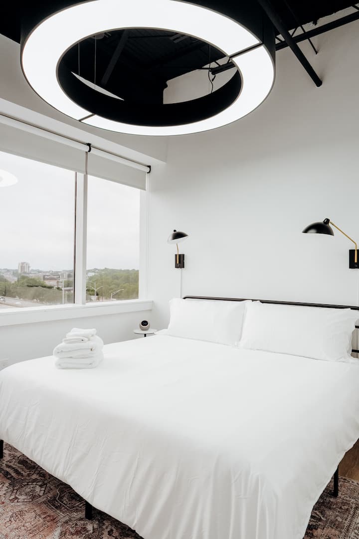 استمتع بالراحة مع هذا السرير الفخم والجذاب الذي يتميز بمرتبة عالية الجودة وبياضات ناعمة ولمسة من الأناقة.