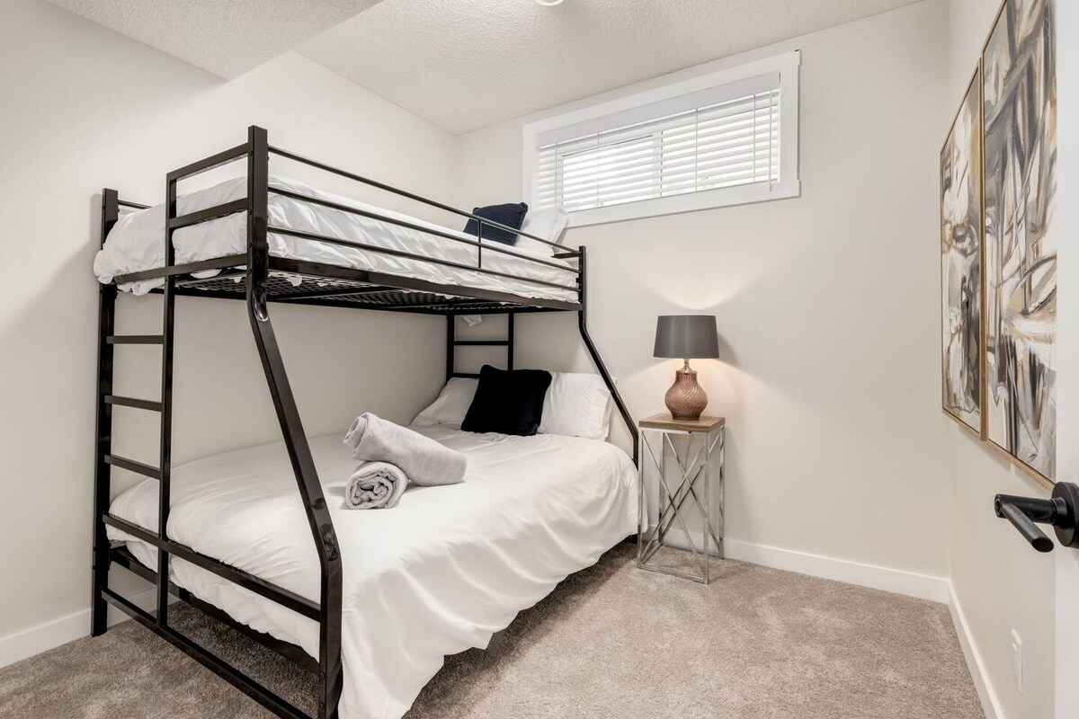 เตียงเดี่ยวเหนือเตียงสองชั้น (เตียงแฝด 1 หลังและเตียงเดี่ยว 2 หลัง)