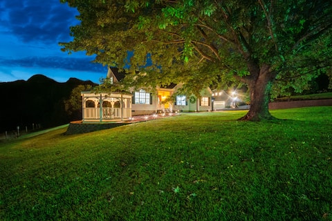 Luxury Mountain Retreat w/Main House & Garage Apt.