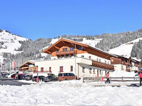 Holiday Apartment with a spa next to the gondola