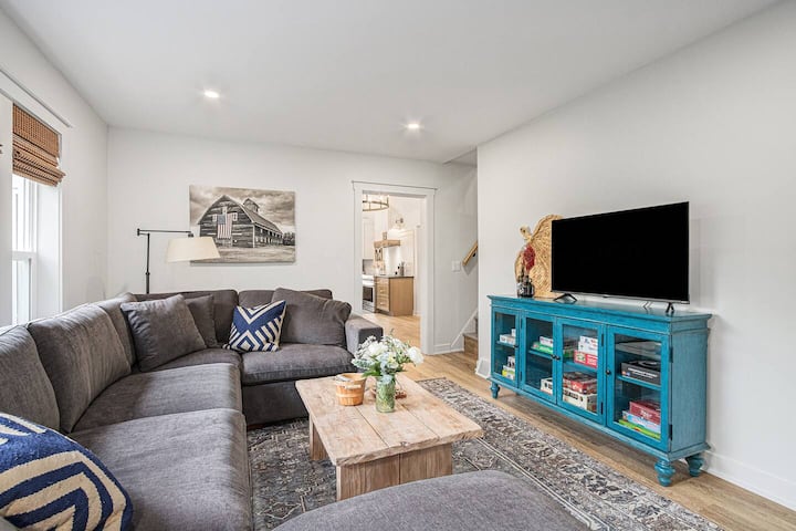 Olohuone, jossa voi käpertyä mukavasti hauskan nähtävyyksien katselun tai rannalla vietetyn päivän jälkeen!