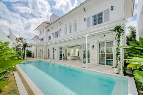 Villa Aclasa: Luxe 4BR Retreat in Central Canggu