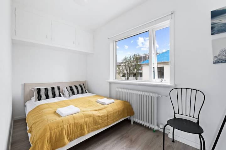 Relájate con absoluta comodidad: el dormitorio principal cuenta con un colchón de primera calidad combinado con la ropa de cama más suave para el mejor escape.
