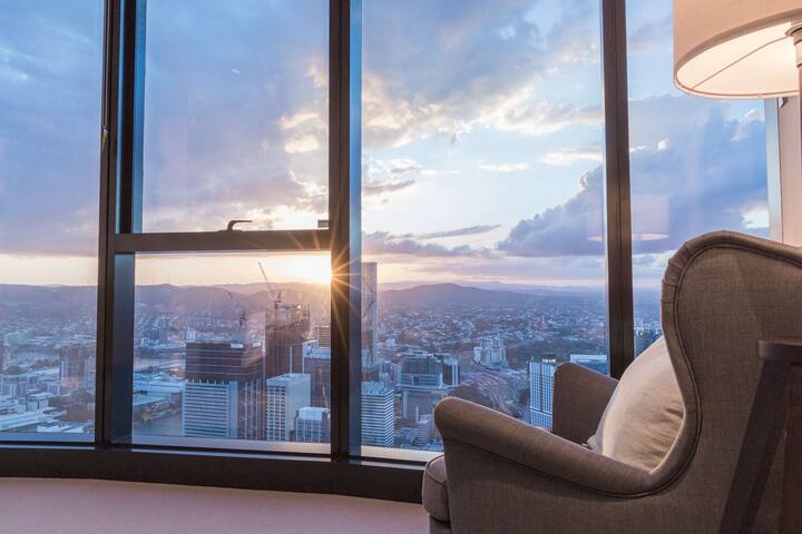 4BR Luxury Skytower |Views|CBD|Pool|Gym|Netflix gallery image 5