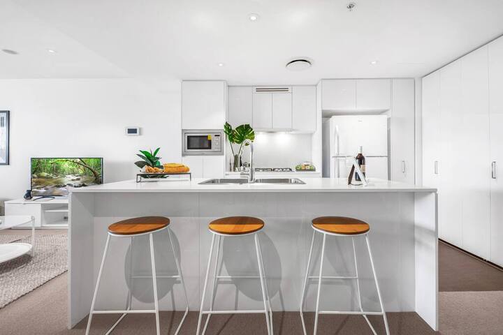 4BR Luxury Skytower |Views|CBD|Pool|Gym|Netflix gallery image 3