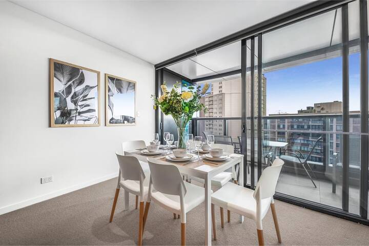 4BR Luxury Skytower |Views|CBD|Pool|Gym|Netflix gallery image 2