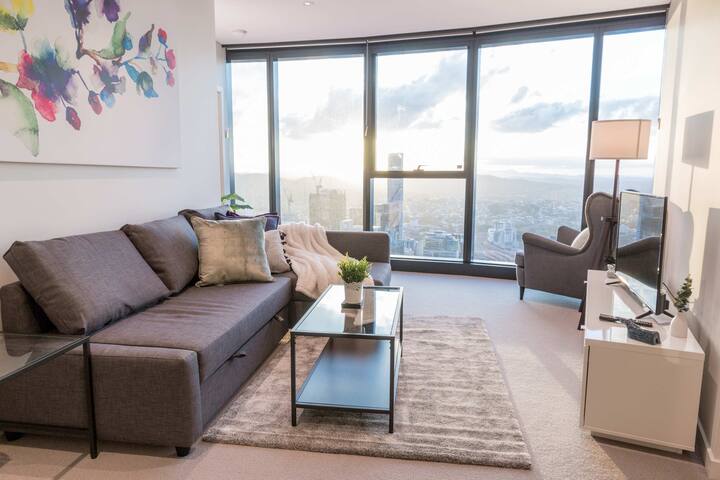4BR Luxury Skytower |Views|CBD|Pool|Gym|Netflix gallery image 4
