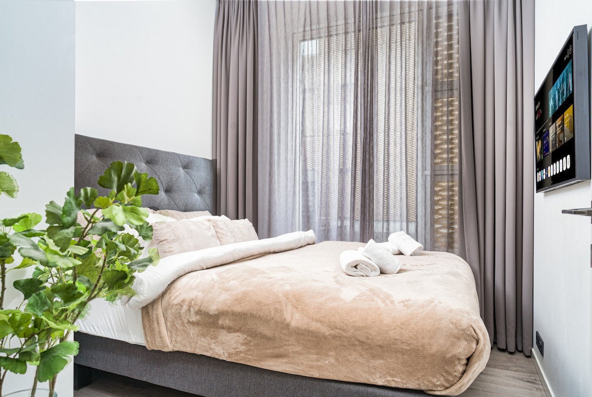 ห้องนอนที่ 2 มีเตียงคู่ที่สะดวกสบายและทีวีขนาด 55"