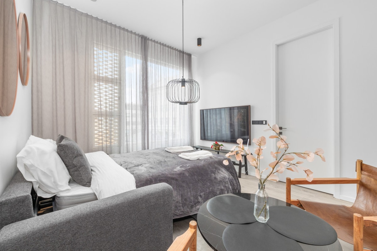 พื้นที่นั่งเล่นที่น่าอยู่นี้แสดงให้เห็นถึงการผสมผสานที่ลงตัวของความหรูหราทันสมัยและความสะดวกสบายที่น่าอยู่