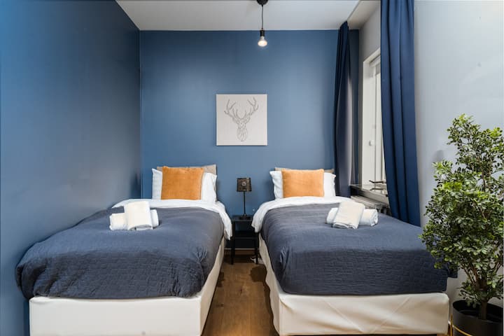 Спална соба со два единечни кревета, перници од висока класа и мека постелнина ✨