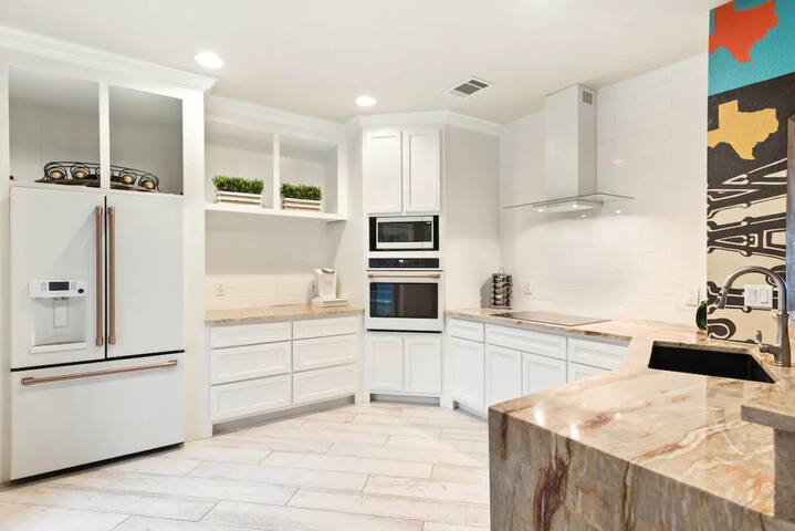 Single Malt Manor | Downtown Austin gallery image 4