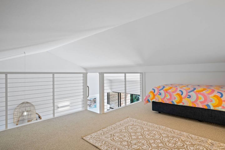 Loft prístupný po rebríku môže byť použitý ako viacúčelový priestor alebo na spanie pre 5. hosťa v samostatnej posteli veľkosti king. Loft sa neodporúča pre malé deti. 