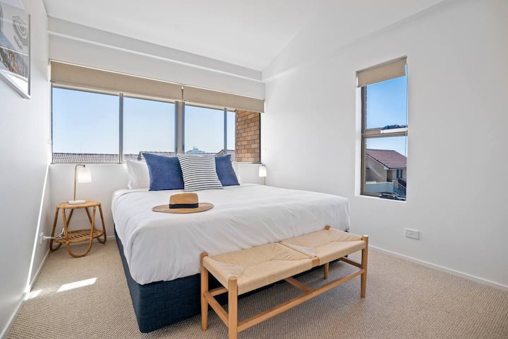 Manželská posteľ v hlavnej spálni.