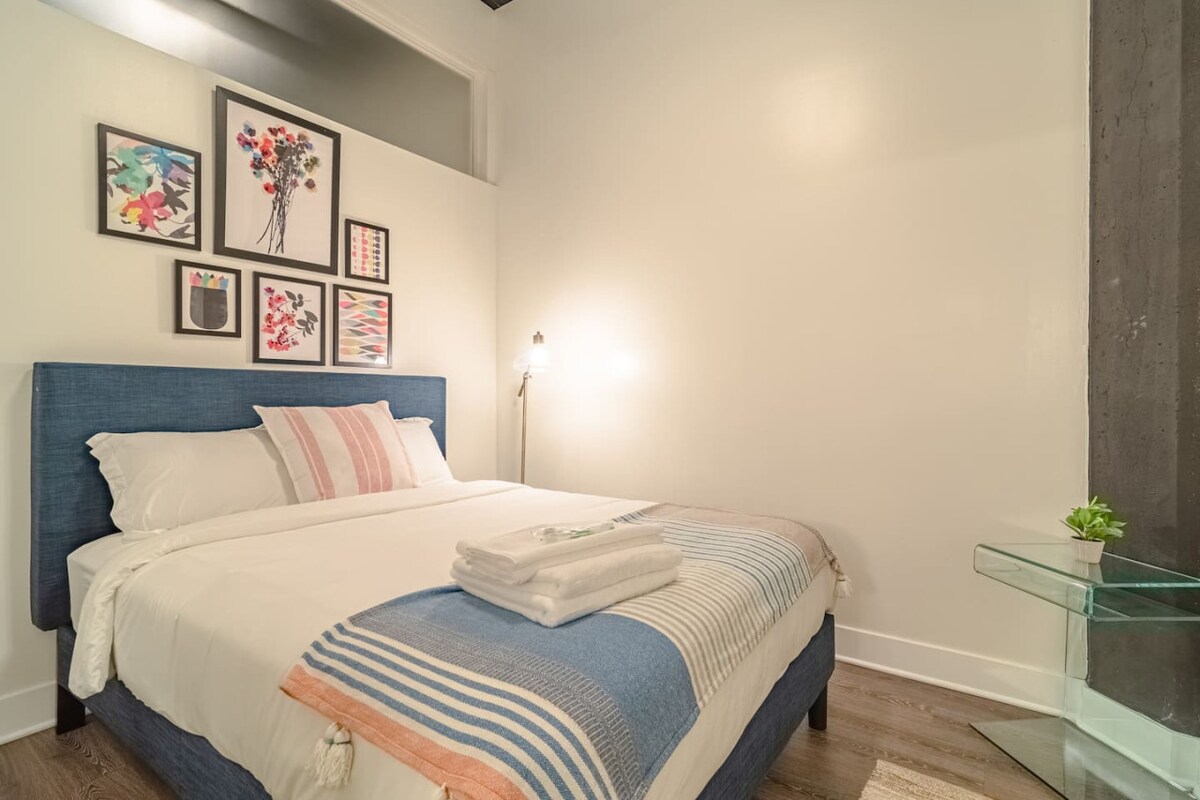 Prekrasno uređena spavaća soba s bračnim krevetom (160 – 179 cm).