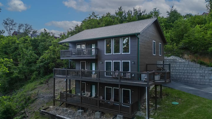 Bear Trail Lodge | Views, Games & Bear Sightings - Gatlinburg, TN