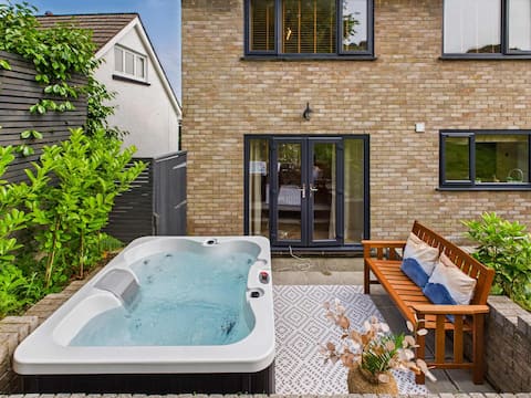 5-Bed Retreat w/ Hot Tub, Garden & Relaxing Views