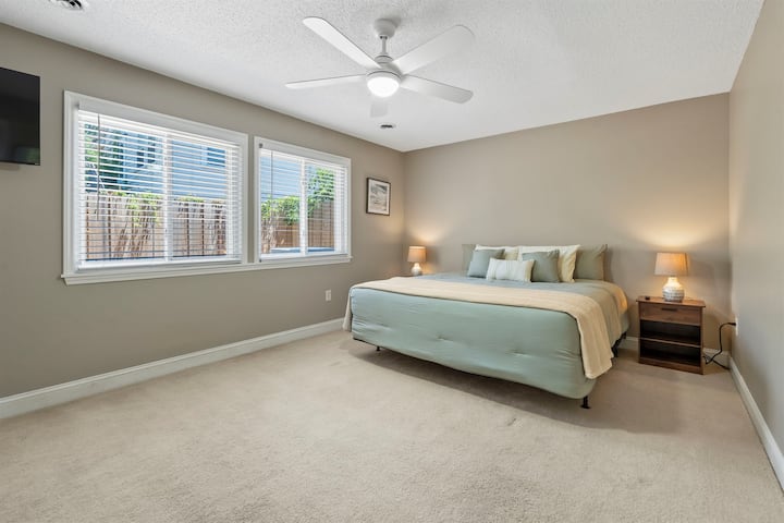 Hoofdslaapkamer met kingsize bed op de 1e verdie verdieping