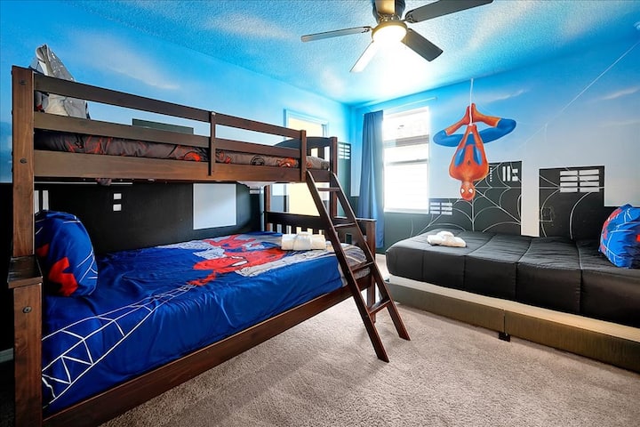 ¿Quieres convertir la habitación de tu hijo en un mundo mágico de imaginación? Nuestras habitaciones temáticas con literas son más que un lugar para dormir: son una puerta de entrada a la fantasía, la diversión y los recuerdos inolvidables.