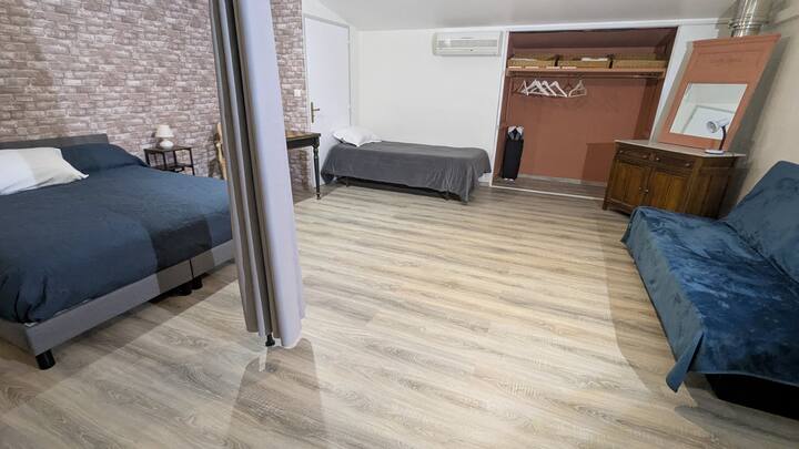 1张双人床、1张90厘米宽床和1张沙发床