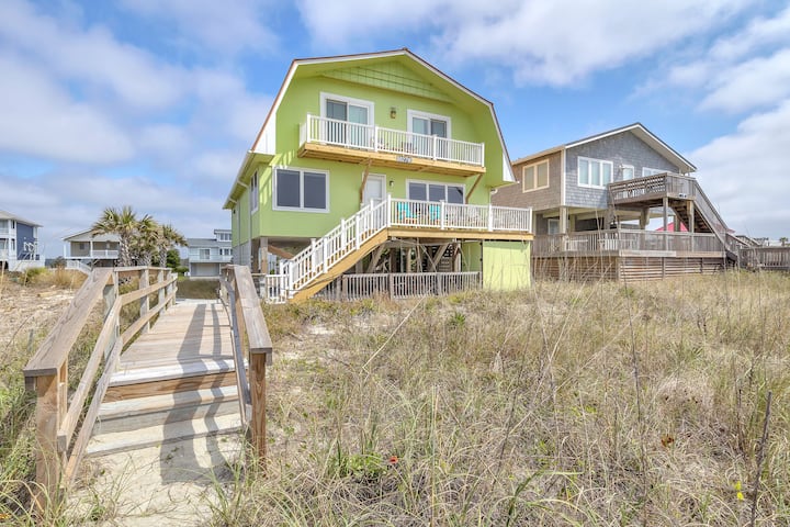 Breezy Oaks: Oceanfront Home With Chef's Kitchen - Oak Island, NC