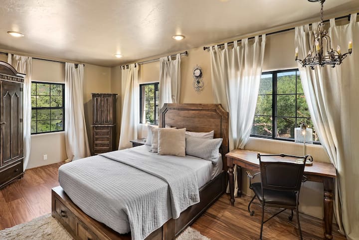 Trabaja o relájate con las impresionantes vistas de este cómodo dormitorio.