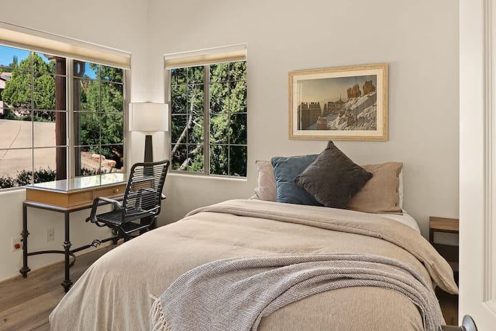 Treća spavaća soba s bračnim krevetom, radnim stolom i ormarom.