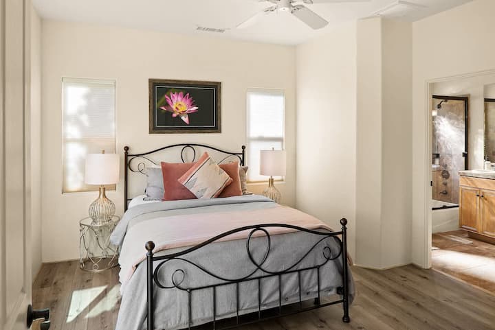 Druga spavaća soba s bračnim krevetom, puno svjetla i privatnom kupaonicom s punim sadržajem i prekrasnim pogledom.