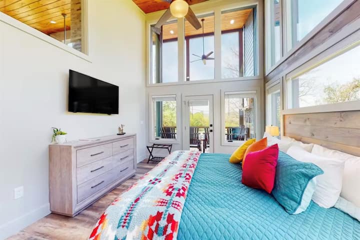 Un acogedor dormitorio con ventanas altas, ropa de cama suave e iluminación cálida. Disfruta de vistas tranquilas, mañanas luminosas y un espacio cómodo para descansar.