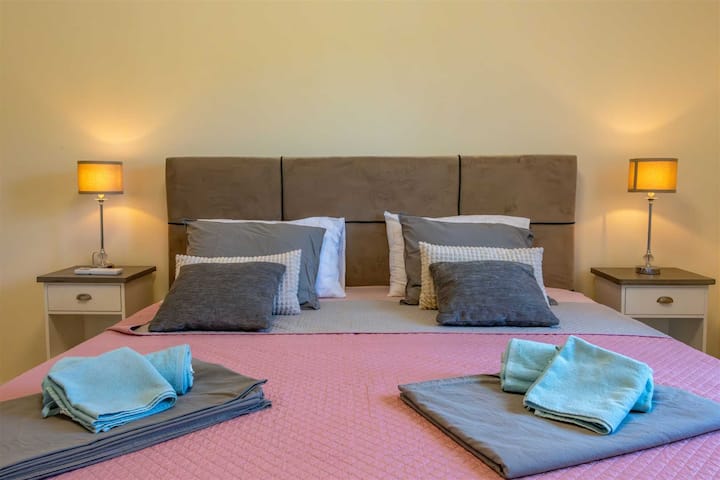 ملاذ ترحيبي بعد يوم من الشمس والبحر – غرفة نومك المزدوجة الخاصة.